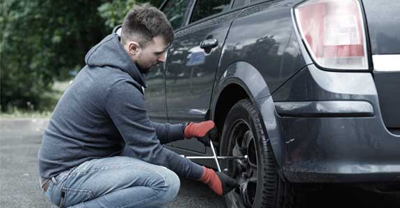 14 easy steps to changing a flat tire